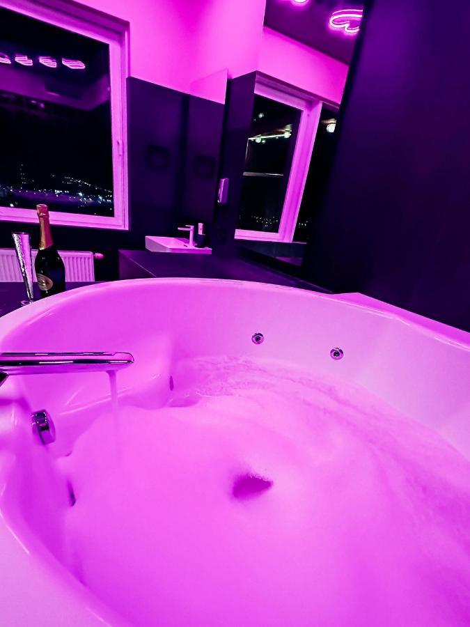 クライペダSky Deep Jacuzzi 30 Floorアパートメント エクステリア 写真