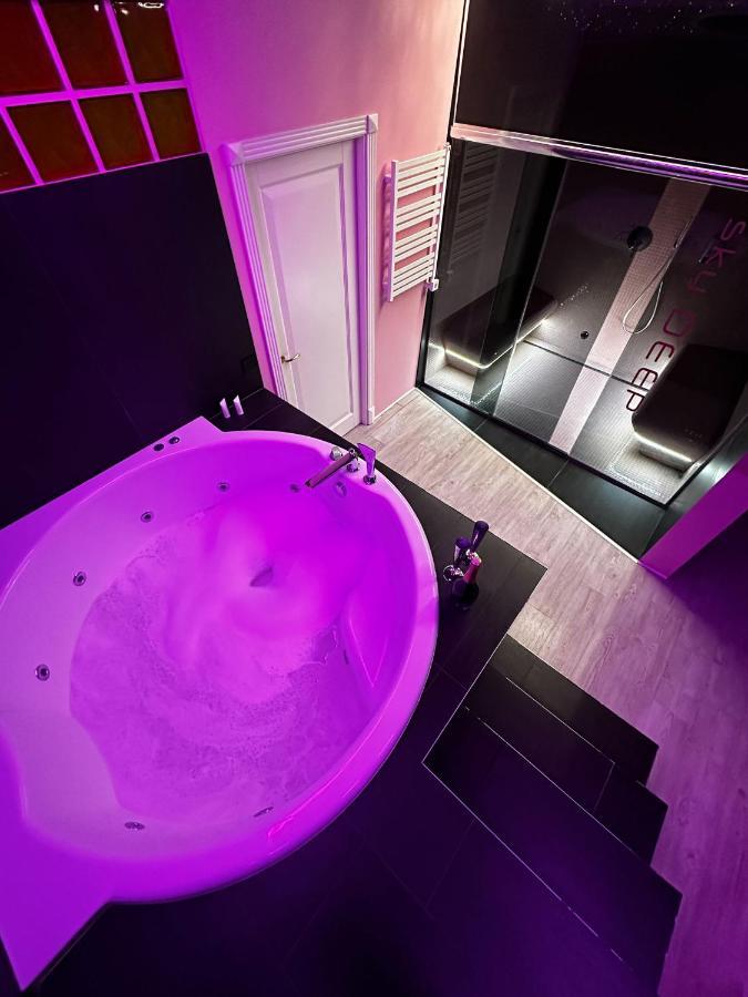 クライペダSky Deep Jacuzzi 30 Floorアパートメント エクステリア 写真